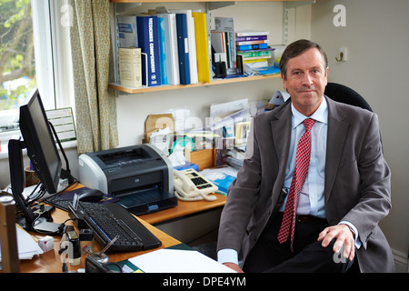 Hausarzt Dr. Robert Mather, 38 Jahre, für den NHS in seinem Sprechzimmer abgebildet gearbeitet hat Stockfoto