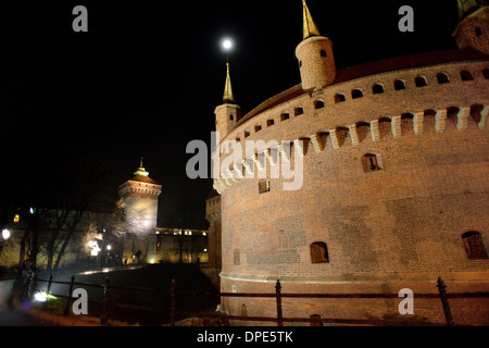 Kraków (Krakau), Barbican und St. Florian Tor Nachtansicht. Stockfoto