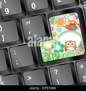 Eule auf Computer-Tastatur mit Blumen Stockfoto