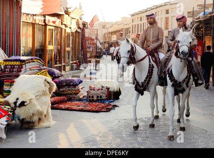 Polizei in prunkvollen Uniformen auf arabische Stuten patrouillieren Souq Waqif in Doha, Katar montiert. Stockfoto