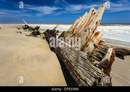 Nahaufnahme von Fäulnis hölzerne Rippen aus einem alten Schiffswrack am Ufer auf Skeleton Coast in Namibia Afrika Stockfoto