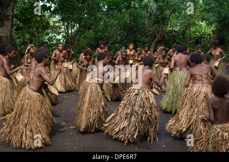 Frauen in Grass Röcke, Kastom (traditionelle Kultur) tanzen in Yakul Dorf, Insel Tanna, Vanuatu Stockfoto