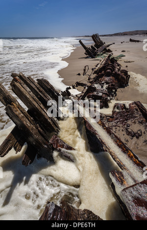 Nahaufnahme von verstreuten Überresten eines alten Schiffswracks an der Skeleton Coast in Namibia, Afrika Stockfoto