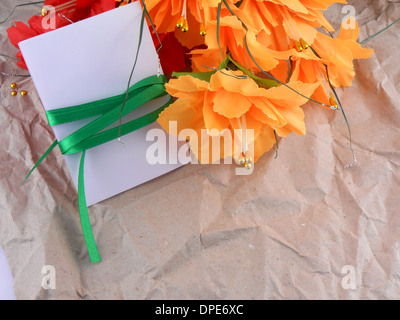 Blumen, Weihnachtskugeln und weiße Einladungskarte, Weihnachtsschmuck Stockfoto