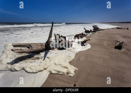 Nahaufnahme von ungeraden Stücke von Schiffswracks littering den Strand von Skeleton Coast in Namibia Stockfoto