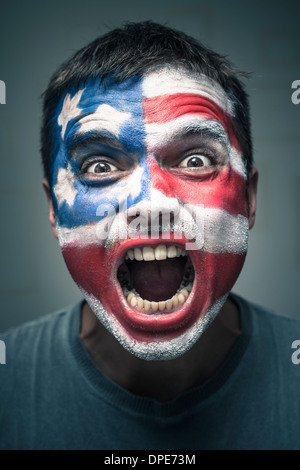 Porträt der böse Mann mit USA-Flagge auf Gesicht gemalt. Stockfoto