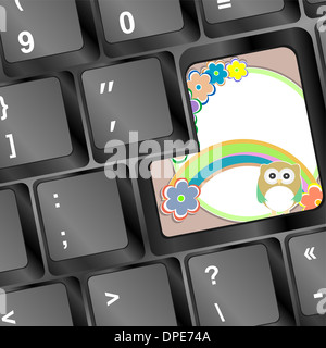 Eule auf Computer-Tastatur mit Blumen Stockfoto