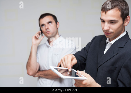 Zwei Geschäftsleute mit digitalen Tablet und Smartphone. Stockfoto