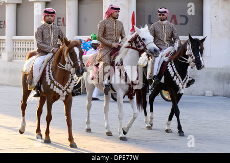 Polizei in prunkvollen Uniformen auf arabische Stuten patrouillieren Souq Waqif in Doha, Katar montiert Stockfoto