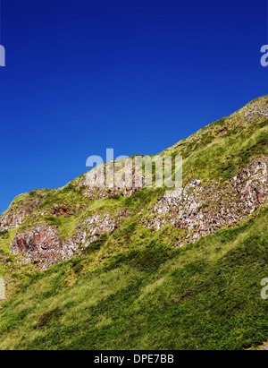 Einen roten vulkanischen Gesteinen über die berühmte Giant es Causeway in Nordirland. Stockfoto