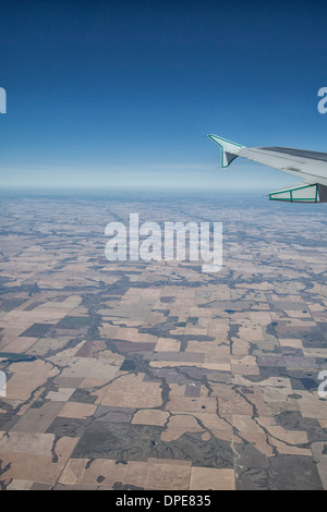 Flug über die Prärie, zeigt das Patchwork für Felder, Pflanzen, Seen und Flüsse. Stockfoto