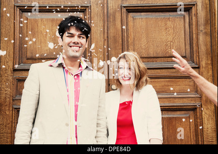 Frisch verheiratetes Paar in Konfetti Dusche Stockfoto