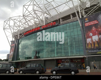 Alten Trafford Manchester united Fußballverein mit Taxis warten außerhalb Stockfoto