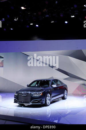 Detroit, USA. 13. Januar 2014. Der neue Audi S8 wird während der Pressevorschau von der 2014 North American International Auto Show (NAIAS) in Detroit, USA, 13. Januar 2014 vorgestellt. Bildnachweis: Zhang Jun/Xinhua/Alamy Live-Nachrichten Stockfoto