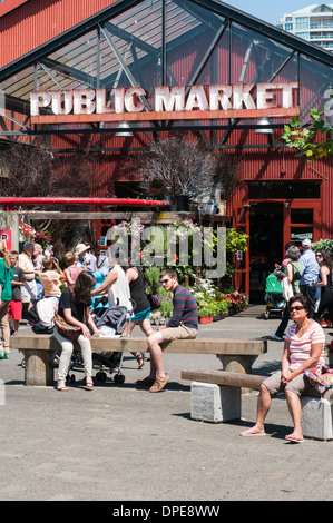 Leute sitzen auf Bänken vor dem Eingang zu Granville Island Public Market, Vancouver, British Columbia. Stockfoto
