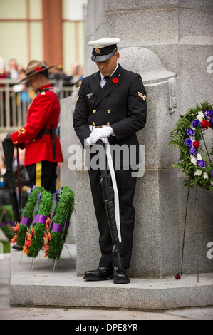 Kanadische militärische Ehrenwache am Vancouver Kenotaph Volkstrauertag Gedenkfeier. Stockfoto