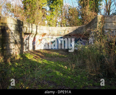 Die Überreste eines viktorianischen Moncrieff, verschwundene Waffe, Einsiedlung auf der Spitze der Stadtmauern von Hilsea Lines in Portsmouth, England Stockfoto