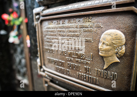 BUENOS AIRES, Argentinien — die Markierungstafel auf dem Gewölbe der Familie Duarte auf dem Recoleta-Friedhof (Cementerio de la Recoleta) identifiziert die letzte Ruhestätte von Eva 'Evita' Perón. Dieser dezente Bronzemarker auf dem Mausoleum der Familie gehört der ehemaligen First Lady Argentiniens, die 1952 im Alter von 33 Jahren starb. Trotz des relativ bescheidenen Aussehens des Grabes ist es eine der meistbesuchten Stätten des Friedhofs. Stockfoto