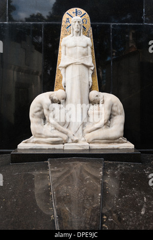 Recoleta Friedhof Mausoleum Skulptur Buenos Aires Argentinien // BUENOS AIRES, Argentinien — verzierte Mausoleen und Grabsteine säumen die Wege des Recoleta Friedhofs (Cementerio de la Recoleta). Diese aufwendigen Bauten, die zwischen den 1820er Jahren und heute gebaut wurden, zeigen architektonische Stile von Neoklassizismus bis Jugendstil. Der Friedhof enthält über 4.500 oberirdische Gewölbe, von denen fast 100 als National Historic Monuments ausgewiesen sind. Stockfoto
