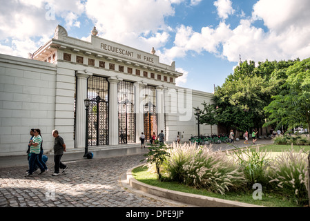 BUENOS AIRES, Argentinien – der große neoklassizistische Eingang zum Recoleta Friedhof (Cementerio de la Recoleta) trägt den Satz „Mögen sie in Frieden ruhen“ über seinen Toren. Dieser historische Friedhof wurde 1822 gegründet und beherbergt aufwendige Mausoleen und dient als letzte Ruhestätte für viele bemerkenswerte Argentinier. Der Haupteingang des Friedhofs veranschaulicht die architektonische Pracht, die ihn zu einem der meistbesuchten Wahrzeichen von Buenos Aires macht. Stockfoto