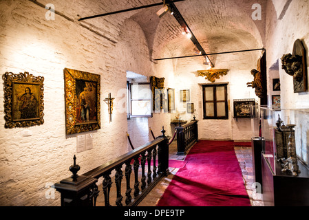 Museum der Kirche Unserer Lieben Frau vom Pilar Gewölbte Backstein-Kolonialkunst Buenos Aires Argentinien | BUENOS AIRES, Argentinien — Religiöse Gemälde aus der Kolonialzeit hängen unter den gekalkten gewölbten Backsteindecken des Museo de los Claustros in der Basílica de Nuestra Señora del Pilar. Die dicken Mauer Galerien besetzen das ehemalige Kloster der Rekollekten Franziskanermönche, deren erste Zellen zwischen 1715 und 1718 fertiggestellt wurden und deren Kirche 1732 eingeweiht wurde. Die erhaltenen Korridore bewahren Ölgemälde aus dem 18. Jahrhundert, Holzschnitzereien, Silber und liturgische Gewänder, die kunstvolle Sammlung kontrastiert schar Stockfoto