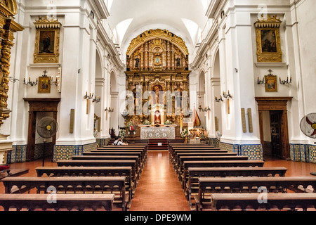 BUENOS AIRES, Argentinien – das Schiff der Kirche unserer Lieben Frau von Pilar führt zum kunstvollen Barockaltar. Die aus dem 18. Jahrhundert stammende Kirche besticht durch komplizierte Details und handwerkliches Können aus der Kolonialzeit, was sie zu einer bedeutenden historischen und religiösen Stätte in Buenos Aires macht. Stockfoto