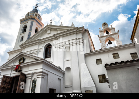Kirche unserer Lieben Frau von Pilar Barockfassade Glockenturm Buenos Aires Argentinien // BUENOS AIRES, Argentinien - die weiße barocke Kolonialfassade und der prominente Glockenturm der Kirche unserer Lieben Frau von Pilar (Iglesia Nuestra Señora del Pilar) ankern das Stadtviertel Recoleta. Das Gebäude wurde 1732 von den Mönchen von Recoleto erbaut und ist eines der ältesten erhaltenen religiösen Gebäude der Stadt. Das relativ strenge Design spiegelt die frühe Kolonialzeit von Buenos Aires wider, die vor den opulenten Mausoleen des benachbarten Friedhofs Recoleta zurückging, der schließlich den Namen der Mönche annahm. Stockfoto