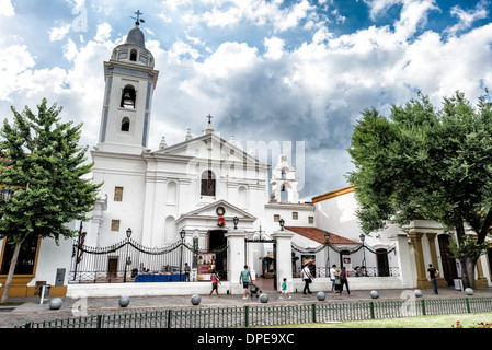 Kirche unserer Lieben Frau von Pilar Glockenturm Buenos Aires // BUENOS AIRES, Argentinien - die Vorderfassade der Kirche unserer Lieben Frau von Pilar (Iglesia Nuestra Señora del Pilar) zeigt ihren markanten Glockenturm und den unverwechselbaren Barockstil. Diese historische katholische Kirche, die 1732 von den Recoletos-Mönchen erbaut wurde, steht neben dem Recoleta-Friedhof und ist eines der ältesten religiösen Gebäude in Buenos Aires. Die Kirche wurde 1942 zum National Historic Monument erklärt und bleibt ein wichtiges kulturelles Wahrzeichen im gehobenen Stadtteil Recoleta. Stockfoto