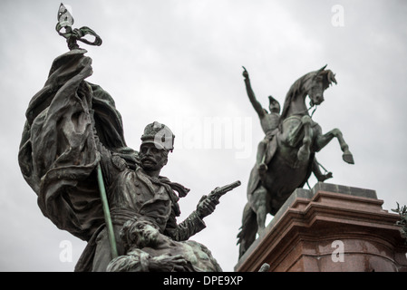 Jose de San Martin Statue Plaza San Martin Buenos Aires Argentinien // BUENOS AIRES, Argentinien — Eine Statue von General José de San Martín steht an prominenter Stelle auf der Plaza San Martín in der Innenstadt von Buenos Aires. San Martín, der als Nationalheld und Befreier verehrt wurde, leitete im frühen 19. Jahrhundert die argentinische Unabhängigkeitsbewegung von Spanien. Der plaza, einer der bedeutendsten öffentlichen Plätze der Stadt, wurde ihm zu Ehren benannt und dient als beliebter Treffpunkt für Einheimische und Touristen. Das Denkmal zeigt San Martín zu Pferd und erinnert an seine militärische Führung in Südamerika Stockfoto