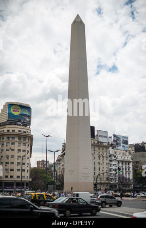 Der Obelisk von Buenos Aires in den Plaza De La República in der Innenstadt von Buenos Aires, Argentinien. Stockfoto