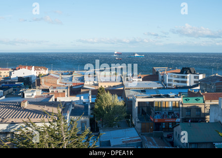 PUNTA ARENAS, Chile – starke Winde erzeugen Whitecaps auf der Magellan-Straße, die von den Dächern von Punta Arenas aus gesehen werden. Diese Stadt, die größte südlich des 46. Breitengrades, dient als Hauptstadt der chilenischen Region Magallanes und Antártica Chilena. Stockfoto