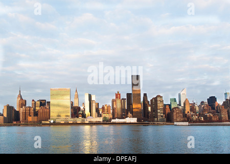 Blick auf den East River und die Skyline von Manhattan, New York, USA Stockfoto