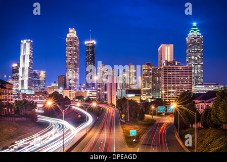 Skyline von Atlanta, Georgia, USA über Freiheit Parkway. Stockfoto