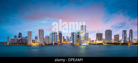 Skyline von Miami, Florida, USA am Brickell Key und Miami River. Stockfoto