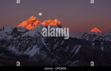 Panoramablick auf den Mount Everest (8848 m) und Makalu (8485 m) bei Sonnenuntergang bei Vollmond. Canon 5D Mk II. Stockfoto