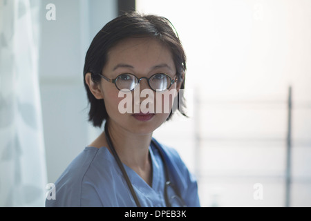 Porträt der jungen Ärztin im Büro Stockfoto