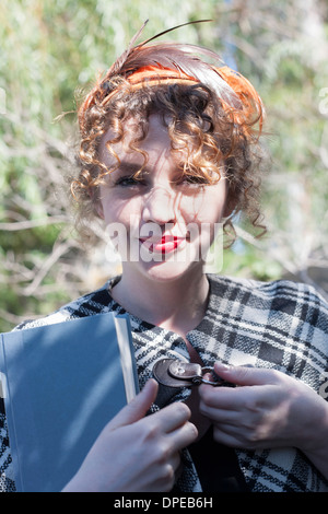 Porträt der jungen Frau Holding Buch im park