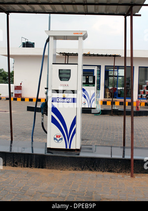 Diesel-Abfüllanlage in eine Zapfsäule in Indien Stockfoto