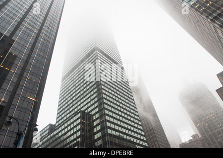 Blick auf Hochhäuser im Nebel, New York City, USA Stockfoto