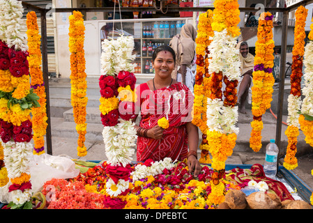 Indische Frau verkaufen Blumen und Girlanden für Hindutempel Verehrung. Puttaparthi, Andhra Pradesh, Indien Stockfoto