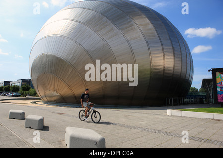 Radfahrer vorbei an der Titan verkleideten Gebäude Teil des Glasgow Science Centre Stockfoto