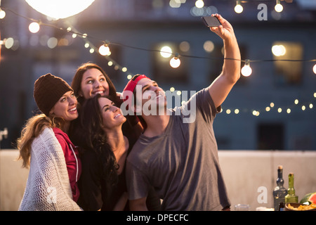 Junge Erwachsene Freunde unter Selbstportrait auf party Stockfoto