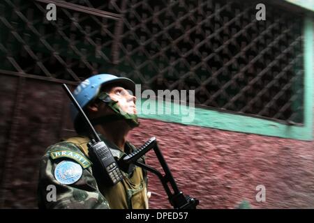 20. Juni 2006 - Port-au-Prince, Haiti - brasilianische Leutnant ANISIO, der Stabilisierungsmission der Vereinten Nationen in Haiti, schaut nach oben beim Führen einer Fuß-Patrouille in einer Gasse in Port-au-Prince, Haiti am 20. Juni 2006 Delmas 2. (Kredit-Bild: © Nick Whalen/ZUMA Press) Stockfoto