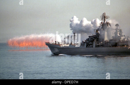 28. Juli 2006 - St Petersburg, Russland - ein Atom-Guided Missile Cruiser starten über das Flaggschiff der russischen Marine "Pyotr Veliky" Schlacht Schiff während der russischen Marine Nordmeerflotte militärische Übungen. (Kredit-Bild: © PhotoXpress/ZUMA Press) Einschränkungen: * Nord- und Südamerika Rechte nur * Stockfoto