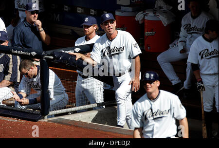 (Veröffentlichte 05.10.2006, d-6)  3. OKTOBER 2006, SAN DIEGO, KALIFORNIEN, USA ... National League Divisional Series, St, Louis bei San Diego Padres Petco Park.  Padres Manager BRUCE BOCHY achten Sie auf das Feld in der ersten Partie der Divisional Playoff-Serie gegen die Cardinals.      Obligatorische Credit: Foto von Nelvin C. Cepeda/San Diego Union-Tribune/Zuma Pr Stockfoto