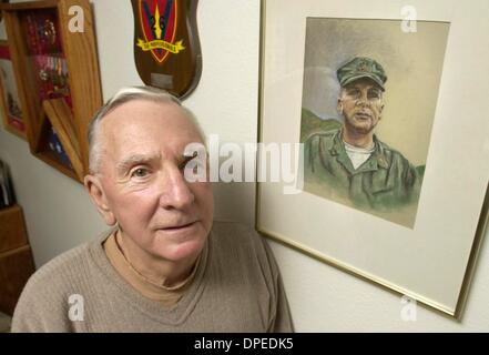 (Veröffentlicht 11.12.2004, NC-6, NI-13) Porträt der pensionierte Marine Corps Oberst W.C. FRANK in seiner Heimat Bonsall mit einem Porträt, das getan wurde, von einem Photogrph von ihm genommen, als er während des Vietnam-Krieges in Vietnam war.  U/T Foto CHARLIE NEUMAN Stockfoto