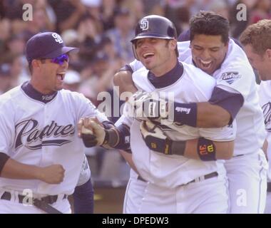 (veröffentlicht 19.04.2004, e-1;   UTS1802558) San Diego Padres Catcher, Miguel Ojeda (rechts), sprang auf den Rücken von Ryan Klesko nach Klesko Treffer das Spiel zu gewinnen drei run Homerun in der Unterseite des neunten Inning gegen die Arizona Diamondbacks.To Links auf dem Foto ist Padres Infielder, Ramon Vazquez.UT/DON KOHLBAUER Stockfoto