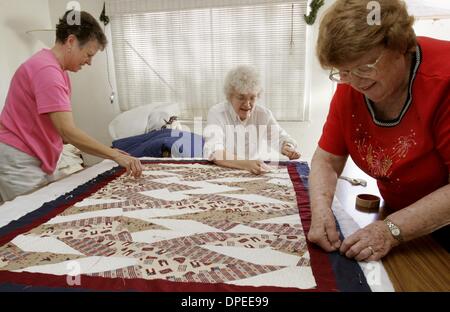 (Veröffentlicht am 08.01.2005, NC-6; NI-14) Phyllis Newton (rechts), Rosemary Cosgrove (Mitte sitzend) und Gloria Barker (links) angeheftet eine Steppdecke auf unserer lieben Frau von Grace katholische Kirche in El Cajon. Sie nähen Steppdecken für verwundete Marines an der Naval Hospital San Diego und Camp Pendleton.UT/DON KOHLBAUER Stockfoto