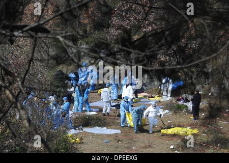 Kaili, Kaili Stadt im Südwesten Chinas Provinz Guizhou. 14. Januar 2014. Polizisten tragen die Leichen der Opfer bei der Explosion-Szene in Laoshan Dorf, Kaili Stadt im Südwesten Chinas Provinz Guizhou, 14. Januar 2014. Als die Zahl der Todesopfer aus einem Südwesten China Dorf Explosion stieg auf 15, örtliche Polizei sagte am Dienstag acht Verdächtige festgenommen. Bildnachweis: Ou Dongqu/Xinhua/Alamy Live-Nachrichten Stockfoto