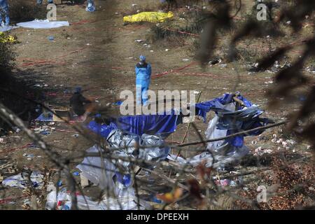 Kaili, Kaili Stadt im Südwesten Chinas Provinz Guizhou. 14. Januar 2014. Polizisten untersuchen bei der Explosion-Szene in Laoshan Dorf, Kaili Stadt im Südwesten Chinas Provinz Guizhou, 14. Januar 2014. Als die Zahl der Todesopfer aus einem Südwesten China Dorf Explosion stieg auf 15, örtliche Polizei sagte am Dienstag acht Verdächtige festgenommen. Bildnachweis: Ou Dongqu/Xinhua/Alamy Live-Nachrichten Stockfoto